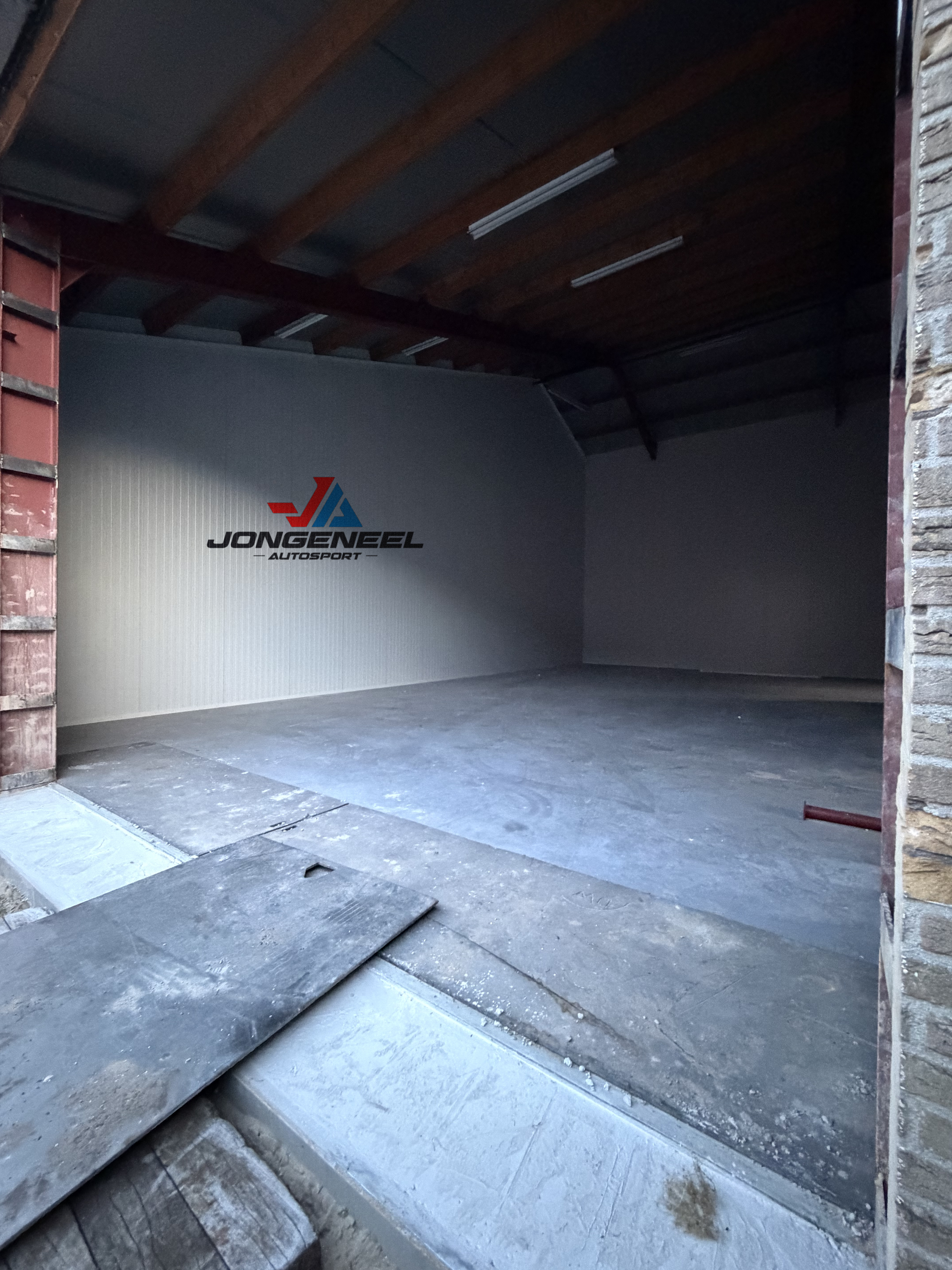 Nieuwe vloerverwarmde stalling Jongeneel Autosport — Vijfhuizen